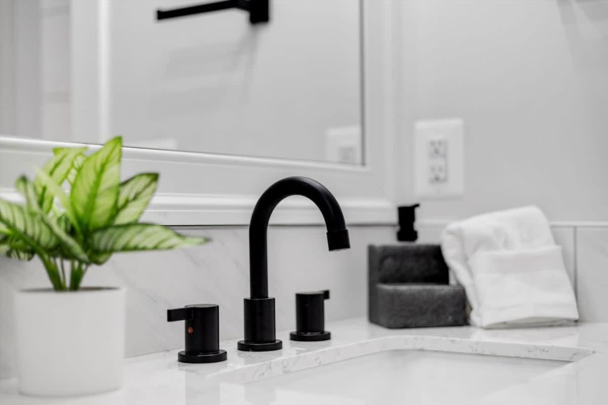 Excellent 2-br In Hip Area Of Dc Apartment *